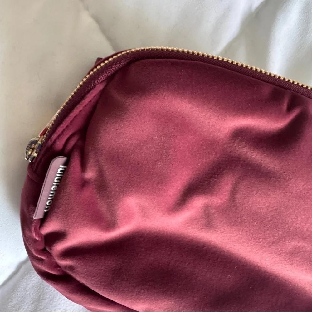 🆕💕 Lululemon Everywhere Belt Bag Velour - Wine Berry Gold